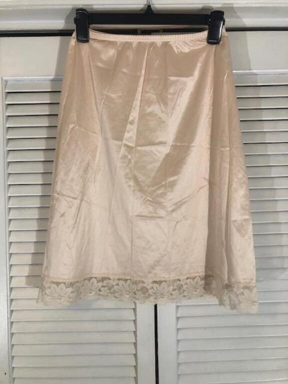 VINTAGE NIGHTGOWNS, HOUSECOATS, SLIPS & MORE - ENDS 6/16/202