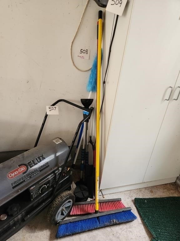Brooms & cleaning lot
