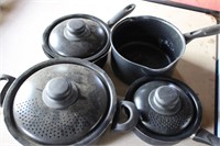 Set of Pots & Pans w/lids
