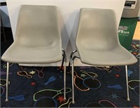 Lot of 2 plastic chairs