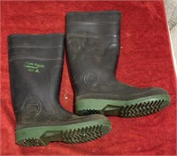 Safe-Tracks Steel Toed Men’s Size 9 Rubber Boots