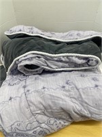Double size comforter with pillow sham.