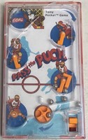1978 TOMMY POCKET PASS THE PUCK HOCKEY GAME SHIPS