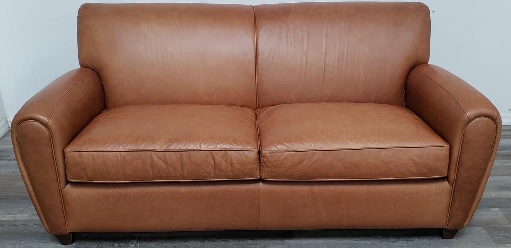 Leather sofa by clubfurniture.com
