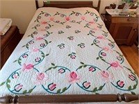 Lovely floral quilt. 90" l x 74" w has some