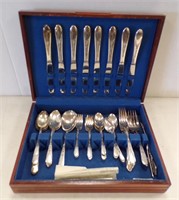 SILVERPLATE SERVICE FOR 8 W/SERVING PIECES