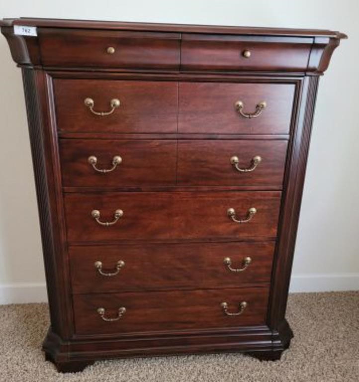 BROYHILL CHEST OF DRAWERS