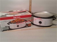 Aroma 8-quart roaster oven - gently used in box