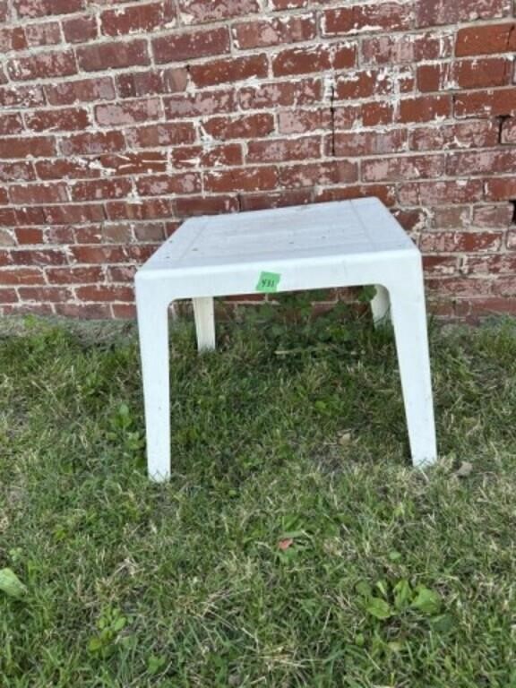 Outdoor table 20x20