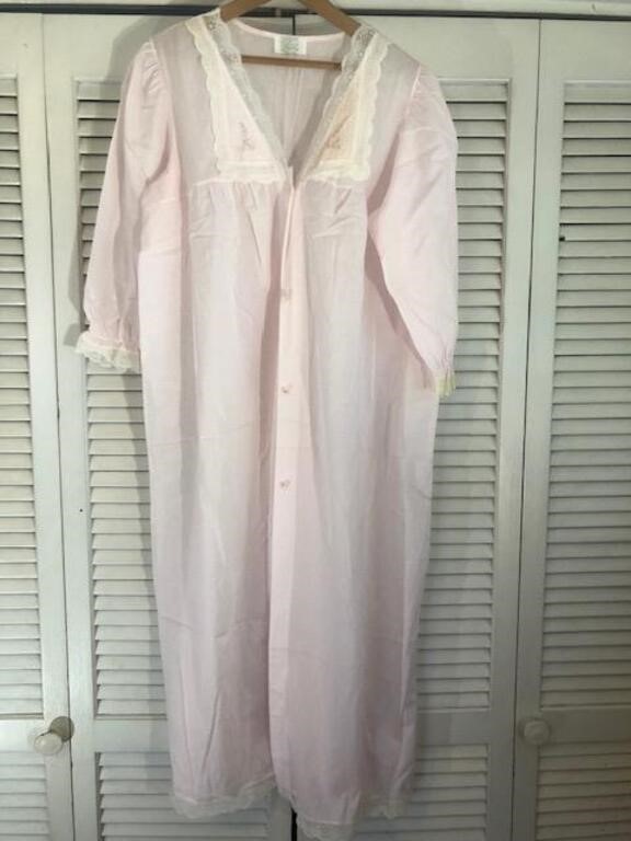 VINTAGE NIGHTGOWNS, HOUSECOATS, SLIPS & MORE - ENDS 6/16/202