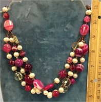 Beautiful stone necklace        (g 22)
