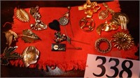 ASSORTED VINTAGE BROOCHES
