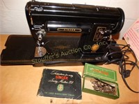 Singer portable sewing machine w/carry case,