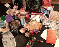 CHRISTMAS DECOR & ASSORTED GIFT BAGS & WREATH LOT
