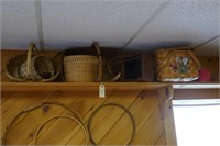 UPPER SHELF WITH BASKETS AND PICNIC