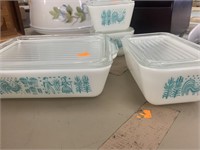 4 Pyrex dishes