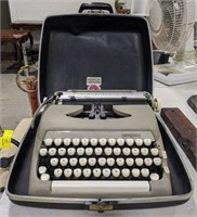 (AT) Vintage Sterling Smith Corona Typewriter in