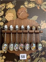 7 DAYS OF CHORES SPOON COLLECTION W/ RACK - 2 TOP
