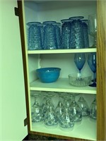Cabinet of blue glass incl water goblets & wine gl