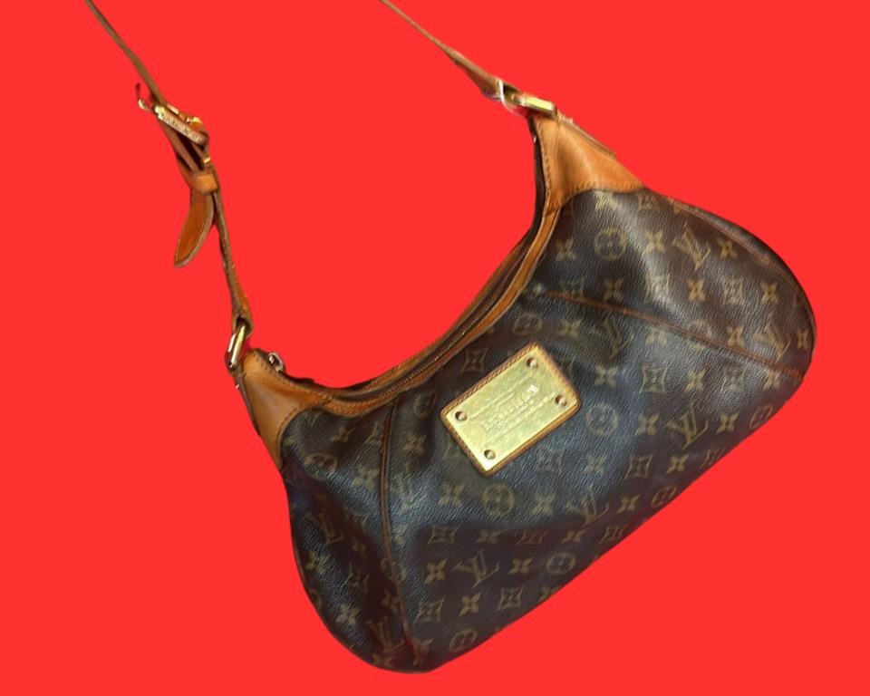 Sold at Auction: LOUIS VUITTON THAMES HOBO SHOULDER BAG