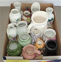 Assorted porcelain lot including: little pots,