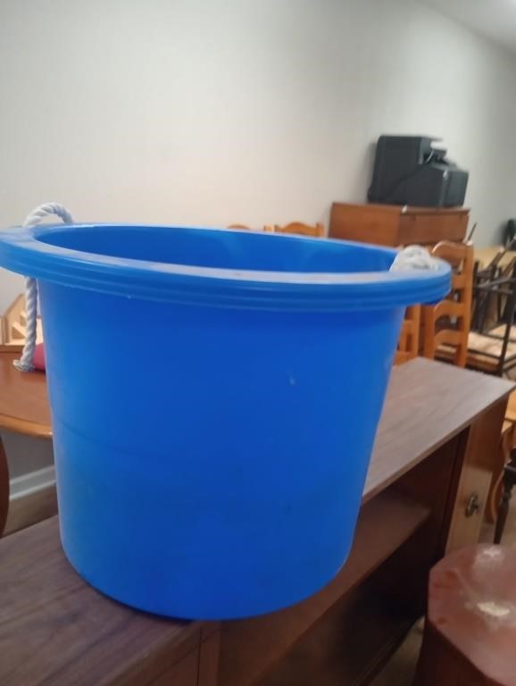 Plastic feed bucket