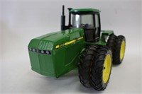 JOHN DEERE 8560 TRACTOR ERTL 1/16