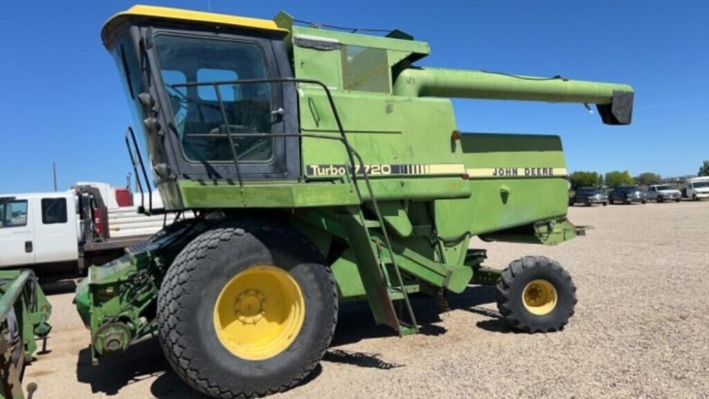 John Deere 7720 Combine