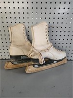 VTG Ladies Ice Skates w/ Blade Covers