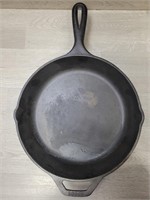 Lodge #8 Skillet w/ Heat Ring Sits Flat