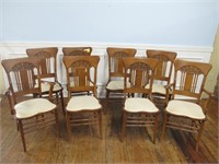 LOT OF 8 MATCHING AND CLEAN OAK CHAIRS.