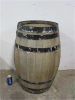 Ancien baril de fermentation de vin en bois,