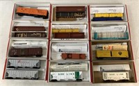 lot of 12 HO Walthers Train Cars