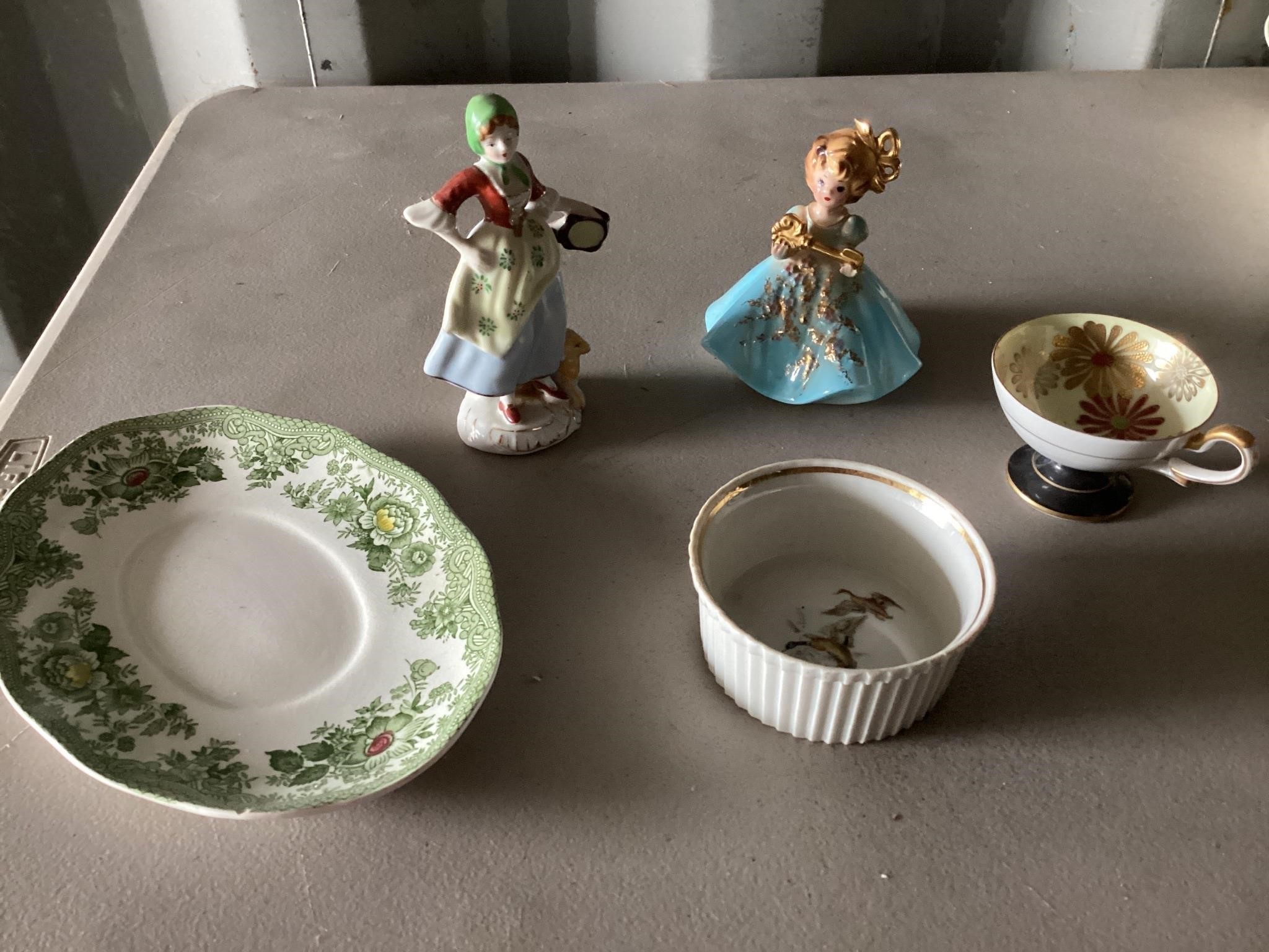 VINTAGE PORCELAIN FIGURES & GLASSSWARE