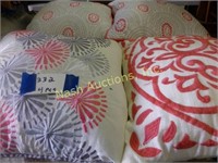 4 decorative pillows