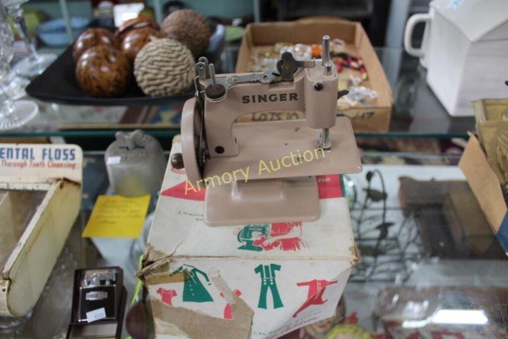 1955 CHILD'S SINGER SEWING MACHINE WITH BOX MOD.20