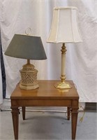 SMALL TABLE AND 2 LAMPS