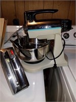 SUNBEAM MIXER WITH BOWLS AND BEATER