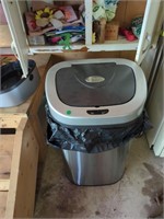 Garbage can with auto lid