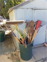 MISC YARD & GARDEN TOOLS IN RUBBERMAID TRASH CAN