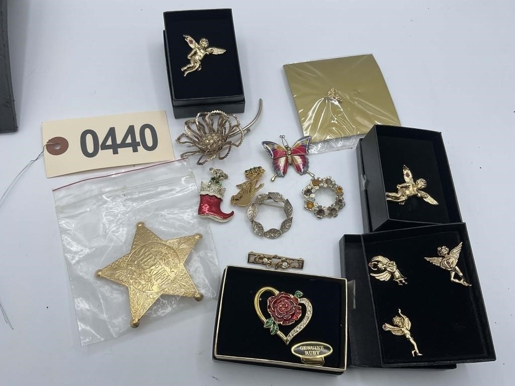 ASSORTED GROUP OF GOLD COLORED PINS AND BROOCHES