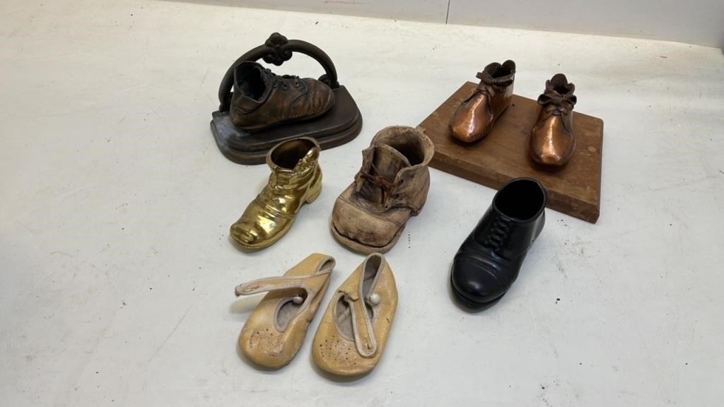 Various baby shoes