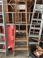 6’ wooden step ladder