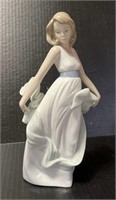 1999 NAO Lladro "Walking on Air" Figurine #1343