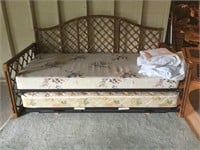 Trundle Bed w/Mattress Covers