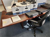 Very nice modern work desk & 2 chairs nothing on