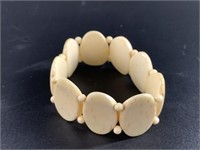 Vintage ivory stretch bracelet in excellent condit