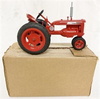 1/16 Farmall 230 Plastic Tractor with Box