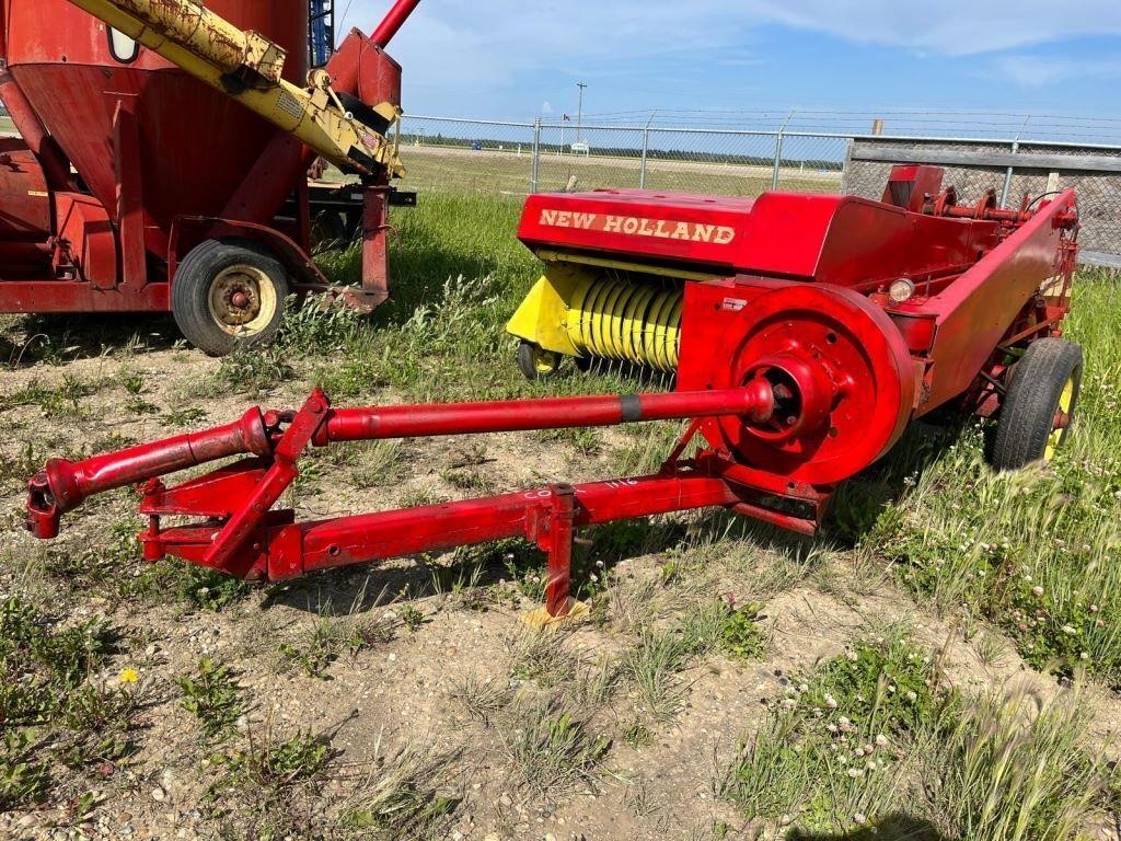 NEW HOLLAND 269 SQUARE BALER