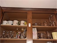 2 shelves Vintage juicer, amber goblets w/ clear